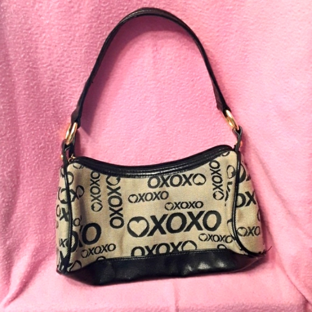 XOXO - Picture 2 of 6